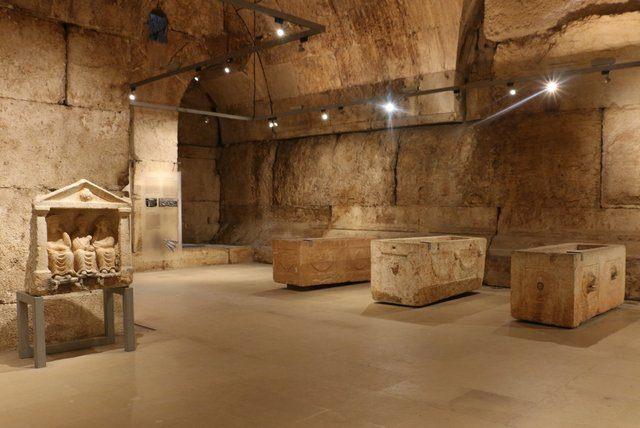 <div>Fenikeliler, en güçlü tanrıları olan "Baal" adına şehre Baalbek ismini vermişler. Daha sonra Yunanlılar tarafından Heliopolis yani Güneş Şehir adını almış. Akabinde yeniden Baalbek adını alan şehir, farklı tanrılara adanmış tapınaklarıyla pek çok din için bir merkez işlevi görmüş.</div>
<div> </div>