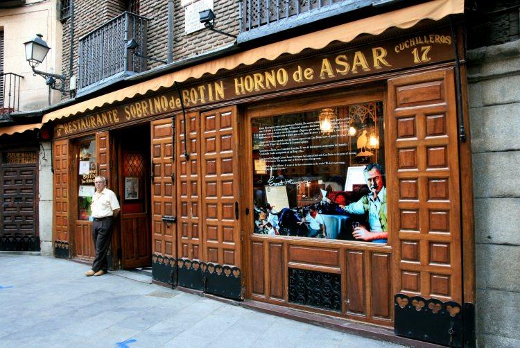 <p>Tam 293 yıldır hiç durmadan Madridlilere hizmet vermeye devam eden restoranın içi birkaç küçük tadilat dışından ilk inşa edildiği gün gibi duruyor. </p>

