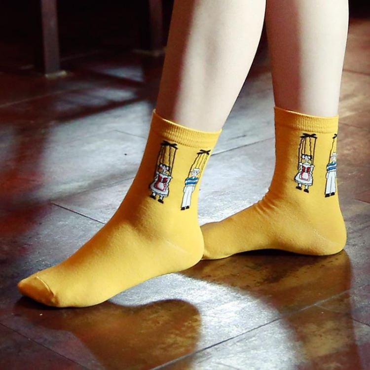 <p><strong>Çorap seçimi</strong></p>

<p>Bacaklarınızın kalınlığı öne çıkaran koyu renk çoraplar yerine ten rengi ve desensiz çoraplar kullanmalısınız. Özellikle baklava desenli çoraplar bacakları olduğundan daha şişman gösterir.</p>

