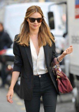 <p><strong>Blazer ceket</strong></p>
<p>Blazer ceketler basenlerinizin belinizin kalınlığı gizlemek isteyen kadınların bir numaralı tercihleri arasında yer almalıdır.</p>