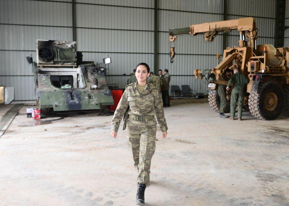 <p><strong>NENE HATUNLARIN TORUNLARIYIZ</strong><br />
<br />
Harekatta bakım takım komutanı olarak görevli Bakım Üsteğmen Ceren Özçelik ise Fırtına obüslerinin onarım faaliyetlerini gerçekleştiren ekipte yer alıyor.</p>