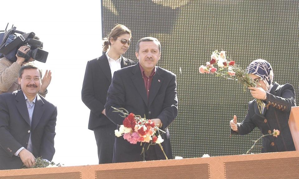 <p> Bu seçimde oyların yüzde 85'ini alan Erdoğan, 22. Dönem Siirt Milletvekili olarak parlamentoya girdi.</p>
