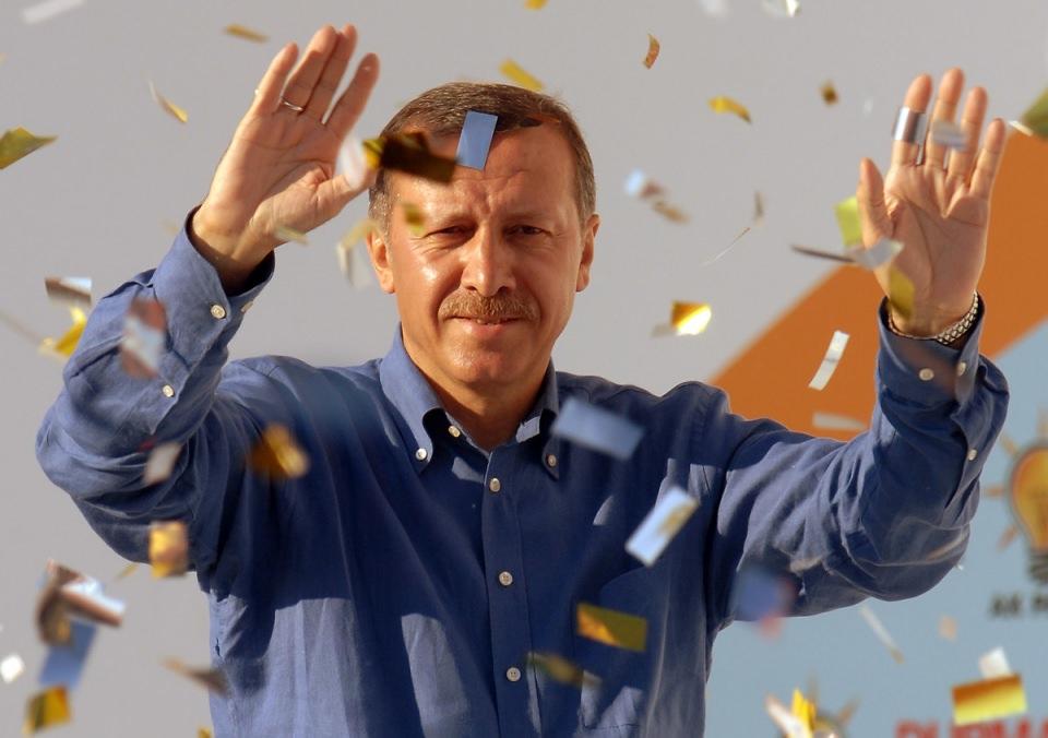 <p>Recep Tayyip Erdoğan, 12 Aralık 1997'de Siirt'te halka hitaben yaptığı konuşma sırasında, Millî Eğitim Bakanlığı tarafından öğretmenlere tavsiye edilen ve bir devlet kuruluşu tarafından yayınlanan bir kitaptaki şiiri okuduğu için hapis cezasına mahkum edildi ve İstanbul Büyükşehir Belediye Başkanlığı görevine son verildi.</p>

<p> </p>
