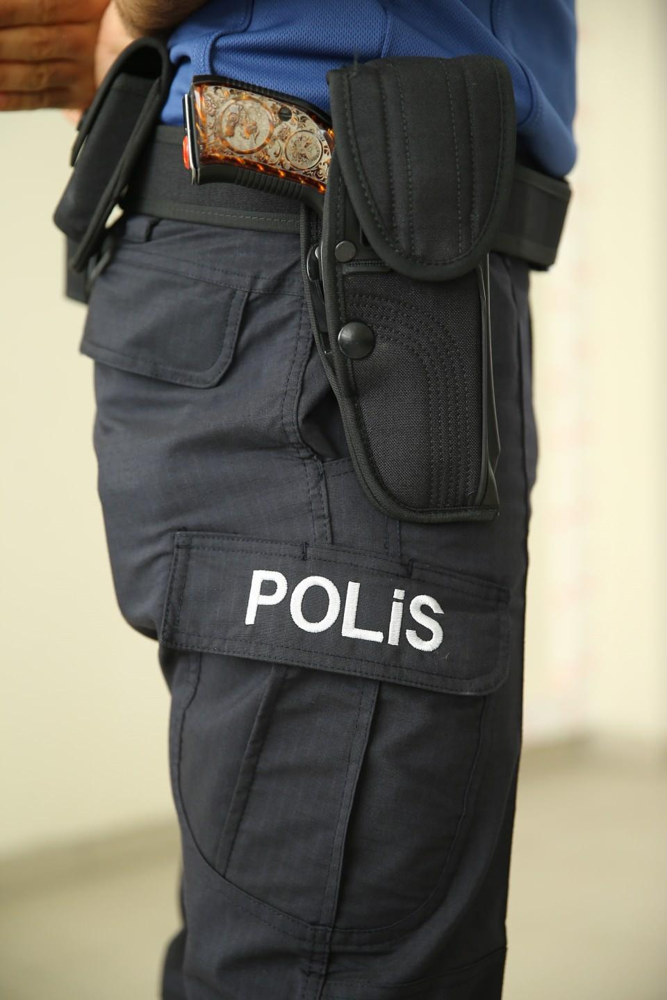 <p><strong>Trafik polislerinin üniformaları da yenilenecek</strong></p>
<p>Emniyet personelinin, yeni tasarım üniformalar sayesinde suçla daha fazla hevesle mücadele edeceğini dile getiren Altınok, yollarda daha görünür olmaları için yaklaşık 20 bin trafik polisinin kıyafetlerini de kısa süre içinde yenileyeceklerini ifade etti.</p>