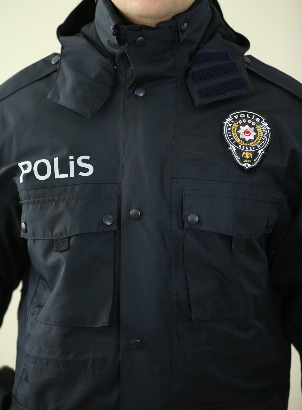 <p>Bunların yerine ütü gerektirmeyen tişört/gömlek ve pantolonlar ile daha rahat kullanıma ve sportif görünüme sahip ayakkabılar kullanılmaya başlandı.</p>