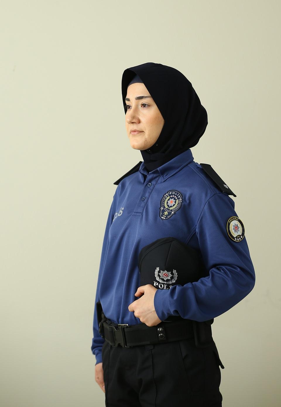 <p>"Gerek büroda gerek sahada çalışan arkadaşlarımız, zaman zaman şikayetlerde bulunuyorlardı. Özellikle uzun süre iskarpin giymekten kaynaklı ayaklarında çok büyük problem yaşıyorlardı. Kırsalda çalışan arkadaşlarımızın kıyafetlerinin yıkanması, bakımı ve ütülenmesinde zorluk oluyordu. O sızlanmalar ortadan kalkacak.</p>
