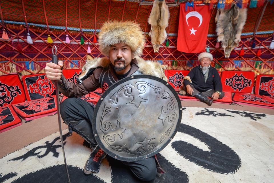 <p>Van'da böyle bir köyün olmasının şaşkınlığını yaşadığını dile getiren Kurt, "Burada gerçekten böyle bir köyün olduğunu görmek ve tanıyabilmek için geldim. </p>
<p> </p>