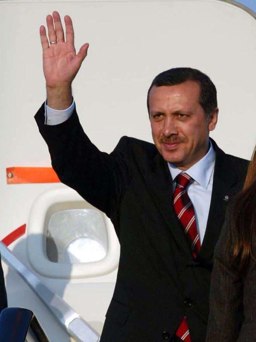 <p>1983 yılında kurulan Refah Partisi ile fiilî siyasete geri dönen Recep Tayyip Erdoğan, 1984 yılında Refah Partisi Beyoğlu İlçe Başkanı, 1985 yılında ise Refah Partisi İstanbul İl Başkanı ve Refah Partisi MKYK üyesi oldu. </p>
