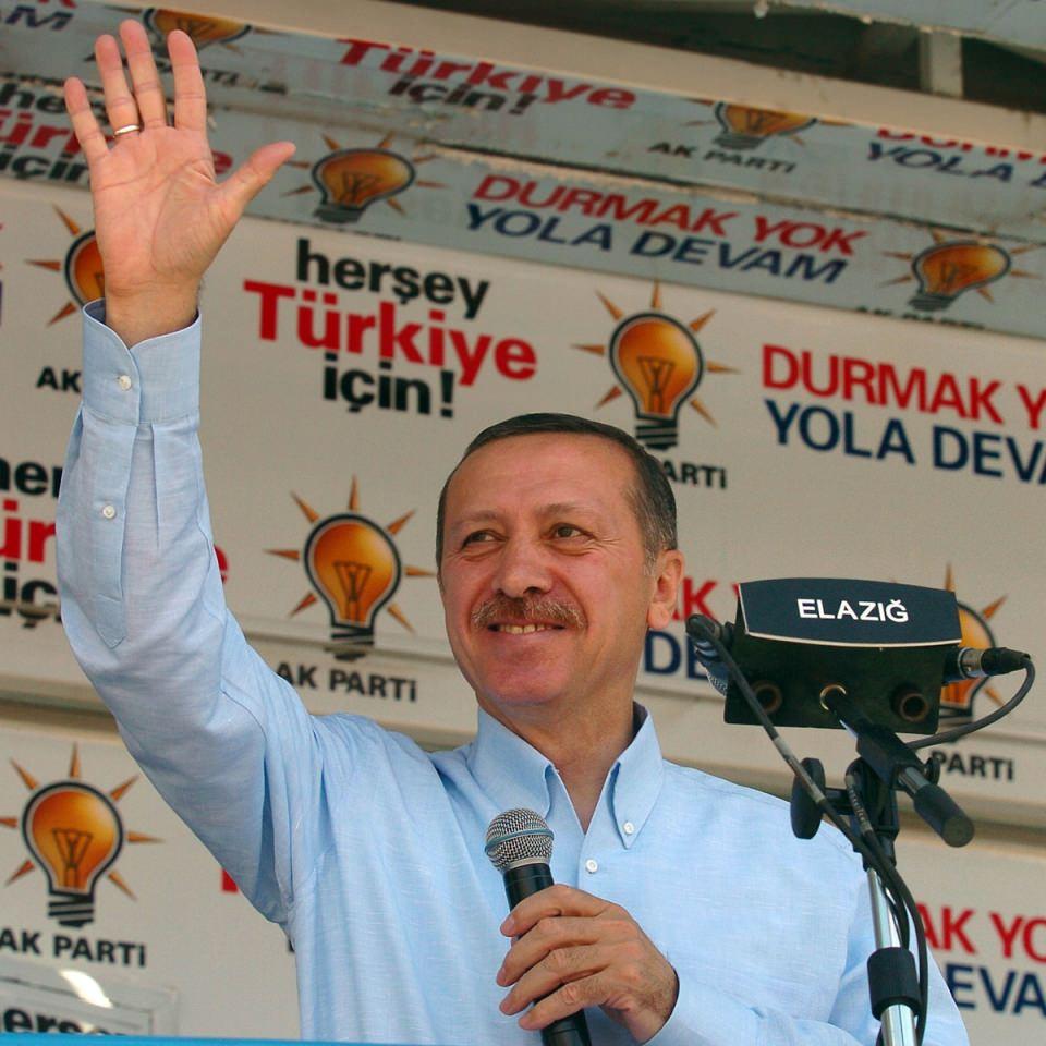 <p>1980 yılına kadar bu görevlerini sürdüren Erdoğan, siyasi partilerin kapatıldığı 12 Eylül döneminde, özel sektörde bir süre müşavirlik ve üst düzey yöneticilik yaptı.</p>