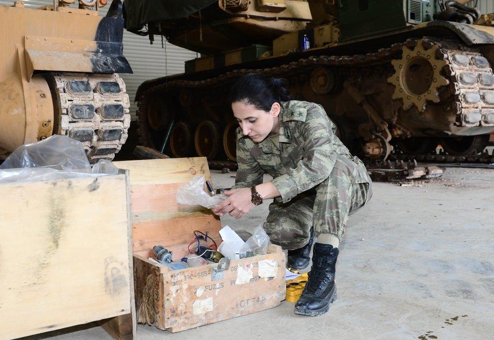 <p>Harekatta bulunmanın kendisi için onur olduğunu ifade eden Özçelik, "Bakım kademesinde görevliyim, obüslerin bakımından sorumluyum. Bizler Kara Fatmaların, Nene Hatunların torunlarıyız, vatan aşkı bize onlardan miras kaldı. Bu mesleği yapmak ve bu harekata katılmak benim için bir onur." ifadelerini kullandı.</p>

<p> </p>
