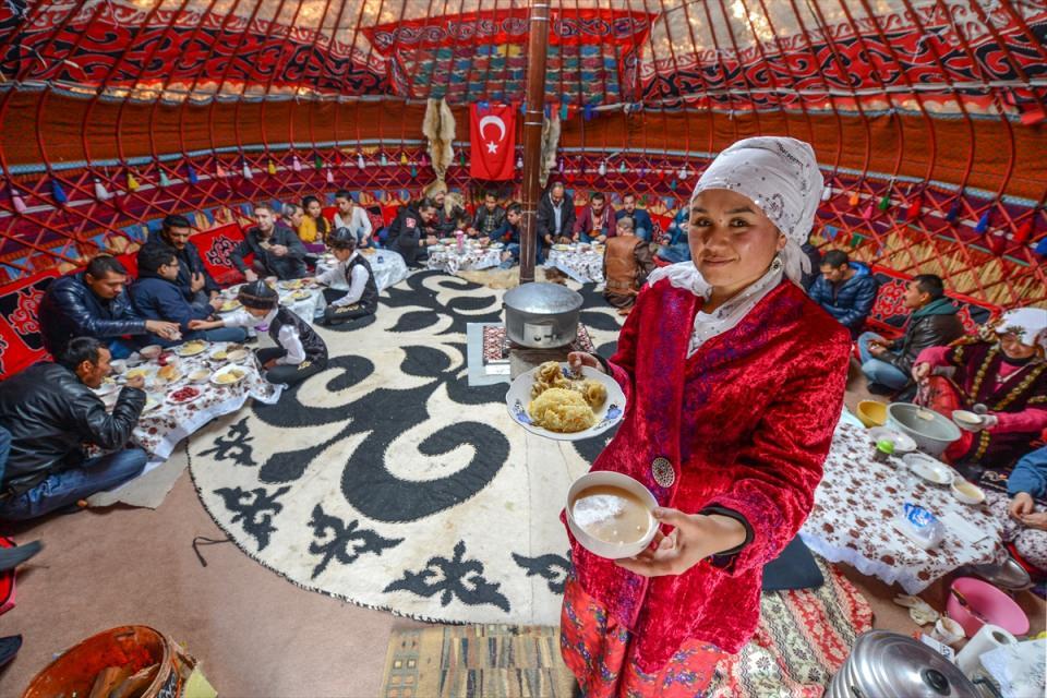 <p>Van'ın Erciş ilçesinin Ulupamir Mahallesi'ndeki Kırgız Türkleri, kurdukları "han otağı"nda kültürlerini ve yemeklerini tanıtıyor.</p>
