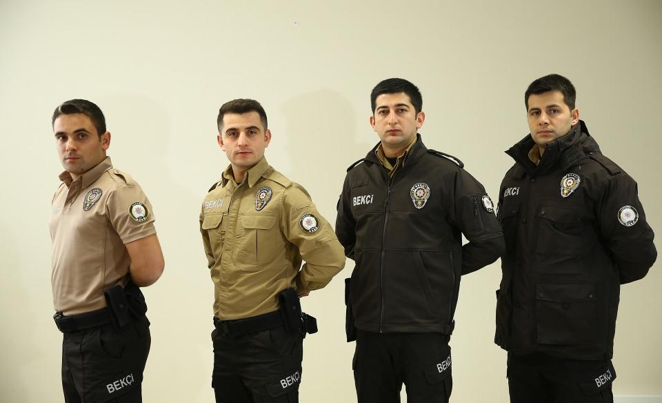 <p>Yeni üniformalara amblemler, nakış ya da plastik döküm şeklinde işlendi. Görev yeri kol armaları ise dairesel yapıya kavuştu.</p>
<p> </p>