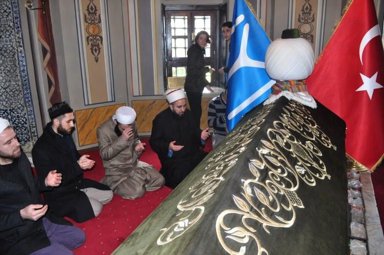 <p>İkiz, “İnşallah bugün yaklaşık 120 yıl önce Ertuğrul Alayı’na katılmak üzere giden dedelerimizin gitmeden önce Ertuğrul Gazi Türbesi'nin yanına gelerek gerçekleştirmiş oldukları Bismihu ile başlayan yemini etmişler. Bizlerde yaklaşık 120 yıl sonra onların torunları olarak, bizden sonraki nesillere aktarılabilmesi adına burada bu meydanda inşallah hep birlikte gerçekleştireceğiz. Katılım güzel. Aslına bakarsanız bu bir prova şeklinde de olabilir. Önümüzdeki yıllarda da inşallah bu şekilde torunları olarak bizlere bırakılan bu geleneği devam ettirebiliriz. Buradaki asıl amaç gençliğin artık ruhunun canlanması, ecdadımızın bize bıraktıklarına sahip çıkabilmek inşallah.</p>

<p> </p>
