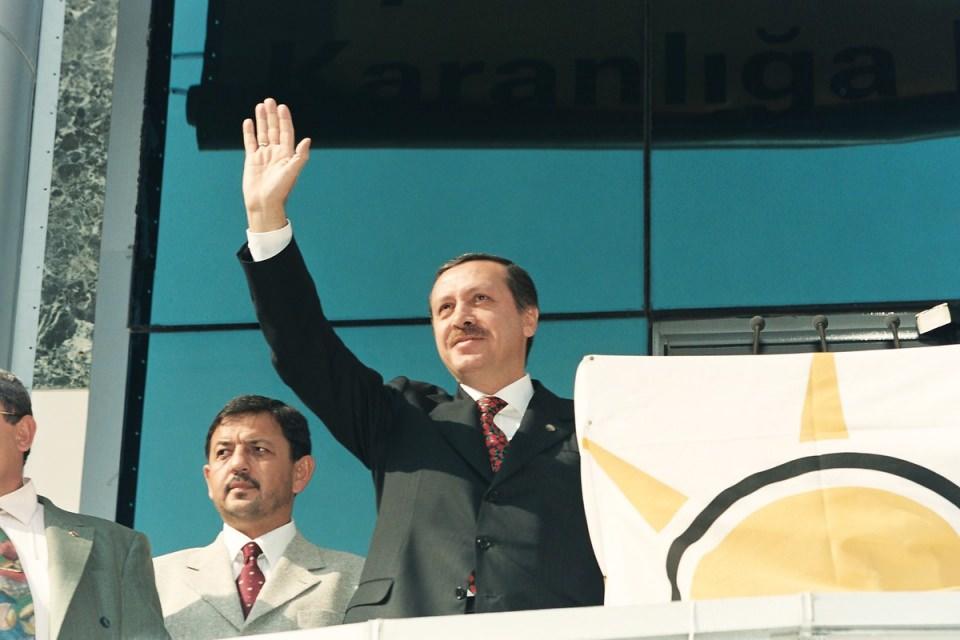 <p>10 Ağustos 2014 Pazar günü, Türk siyasi tarihinde ilk kez doğrudan halkın oylarıyla ve ilk turda 12. Cumhurbaşkanı seçildi.</p>

<p> </p>
