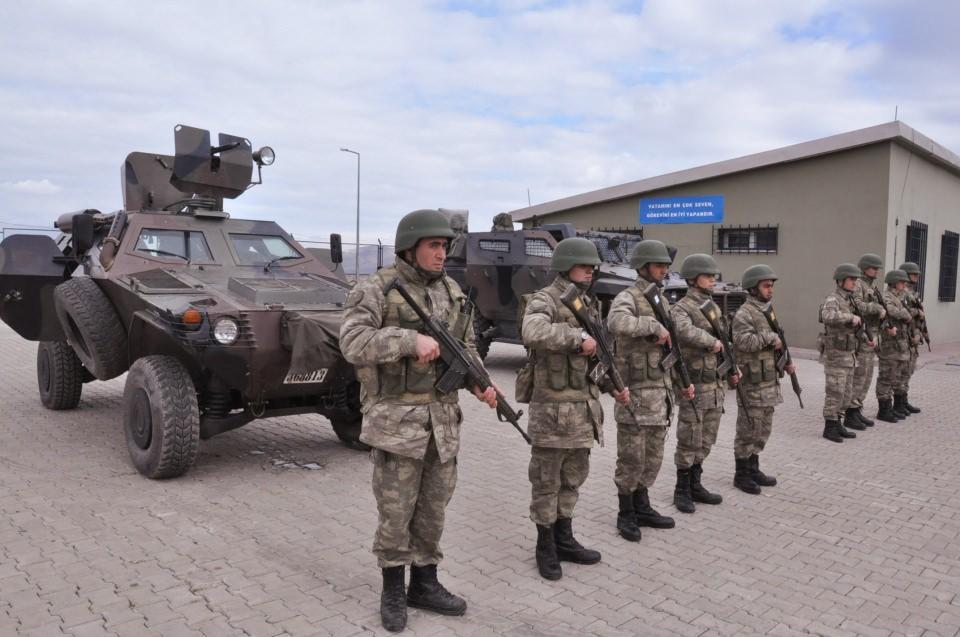 <p>Gözetleme timi güvenlik önlemi alırken, emniyet timi ise sarp kayalık alanda tek sıra halinde yürüyerek arazi taraması yaptı. Bölgeyi didik didik kontrol eden timler, daha sonra görevlerini başarılı bir şekilde tamamlayarak karakola döndü. Sınırda kuş uçurtmayan Mehmetçik, başarılı bir görevi de tamamlamış oldu.</p>