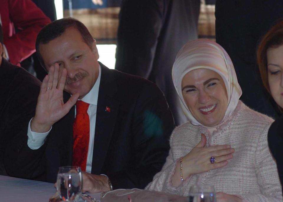 <p>Recep Tayyip Erdoğan, Avrupa Birliği'ne giriş sürecinde ülke tarihinin dönüm noktası olarak nitelenen başarılı girişimlerine ek olarak, akılcı dış politikası ve yoğun ziyaret-temas trafiğiyle Kıbrıs sorununun kalıcı çözüme kavuşturulması ve dünyanın çeşitli ülkeleriyle verimli ilişkiler geliştirilmesi konularında önemli adımlar attı. </p>
