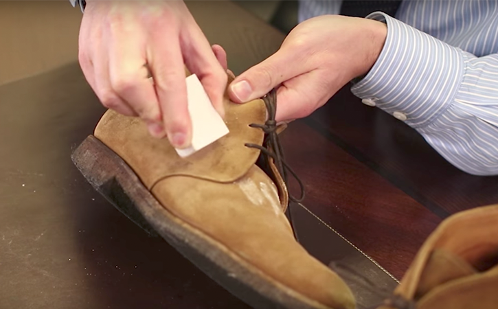 <p>Eğer ayakkabılarınız kahverengi bir süetse bu işlemi ayakkabının üzerine kahve dökerek yapabilirsiniz.</p>
