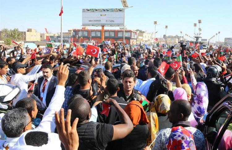 <p>Makam aracının geçişi sırasında zılgıtlarla yolu kesen halk, Cumhurbaşkanı Erdoğan'a sevgi gösterisinde bulundu.</p>

<p> </p>

<p> </p>
