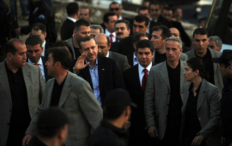 <p>Milletin teveccüh ve güveni AK Parti'yi daha kuruluşunun ilk yılında Türkiye'nin en geniş halk desteğine sahip siyasî hareketi haline getirdi ve 2002 yılı genel seçimlerinde üçte ikiye yakın parlamento çoğunluğuyla (363 milletvekili) tek başına iktidara taşıdı.</p>
