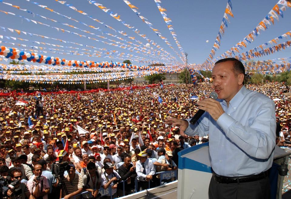 <p>Bu yapılanma, mensubu bulunduğu Refah Partisi'ne 1989 Beyoğlu yerel seçimlerinde büyük bir başarı kazandırırken, yurt genelinde de parti çalışmaları için örnek teşkil etti.</p>

<p> </p>
