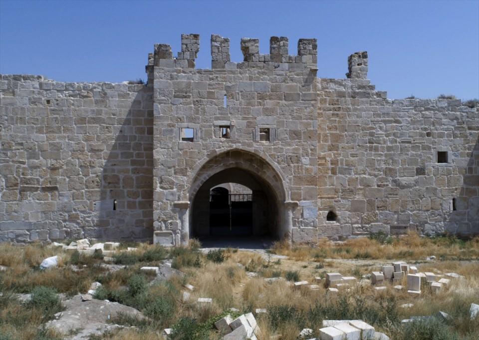 <p>İçinde su bulunan 180 metre genişliği ve 145 metre derinliğiyle görenleri etkileyen doğa harikası "Kızören Obruğu" ve ismini obruktan alan "Obruk Hanı" tarihi ve doğal özellikleriyle turizmde hak ettiği yeri almayı bekliyor.</p>