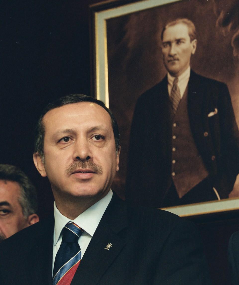 <p>Aslen Rizeli olan Recep Tayyip Erdoğan 26 Şubat 1954'te İstanbul'da doğdu. 1965 yılında Kasımpaşa Piyale İlkokulu'ndan, 1973 yılında ise İstanbul İmam Hatip Lisesi'nden mezun oldu. </p>
