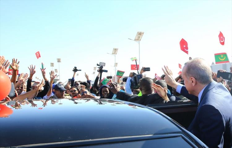 <p>Erdoğan'ın, Başkent Novakşot'ta Cumhurbaşkanlığı Sarayı'na giderken güzergahı üzerinde toplanan kalabalık, iki ülke bayraklarını sallayarak Erdoğan'a yoğun sevgi gösterisinde bulundu.</p>
