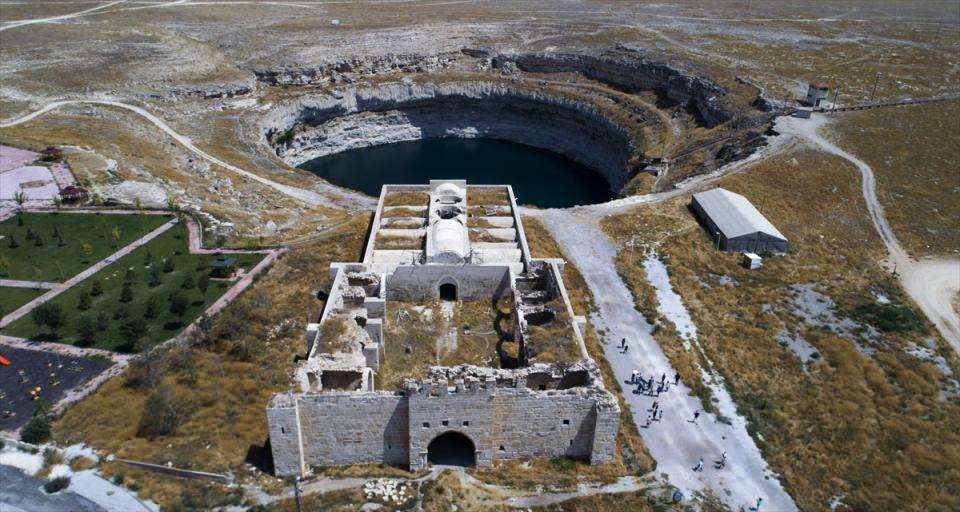 <p>Birinci Alaeddin Keykubad tarafından yaptırılan tarihi Sultanhanı'nın da yer aldığı İpek Yolu güzergahında bulunan "Obruk Hanı" Konya'nın Karatay ilçesinde, kent merkezine 75 kilometre uzaklıkta, Konya-Aksaray karayolunun ise 4 kilometre kuzeyinde yer alıyor. </p>
<p> </p>
