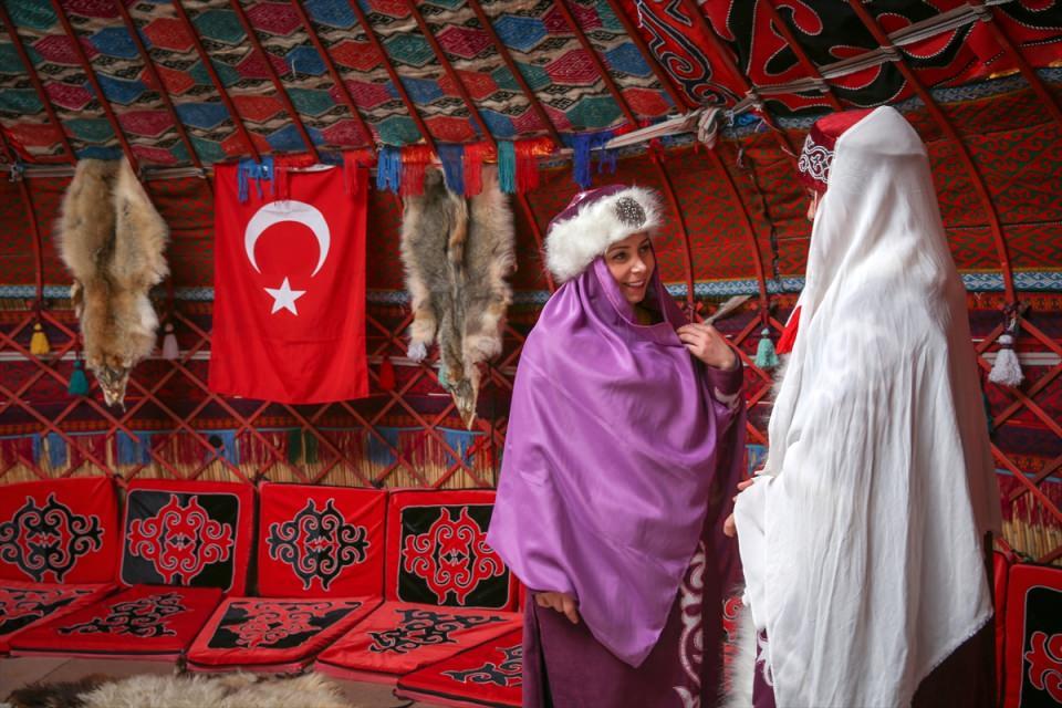 <p>Ziyaretçilerden Dilek Kurt da İstanbul'dan "han otağı"nı görmek için geldiğini belirtti.</p>
<p> </p>