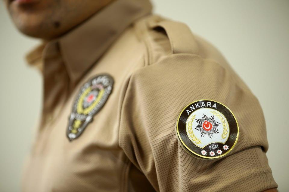 <p>Yeni üniformalarda personelin karanlıkta fark edilmelerini kolaylaştırmak amacıyla reflektif harfler kullanıldı.</p>
<p> </p>