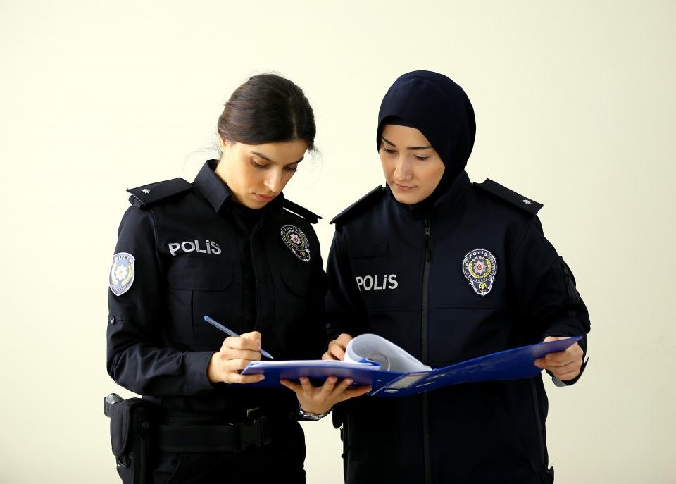 <p>Polis, bundan sonra yeni kıyafetleriyle milletimize daha hızlı ve güvenilir bir şekilde hizmet edecek."</p>

<p> </p>
