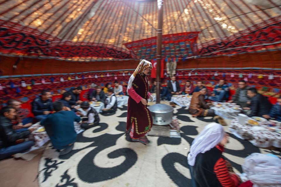 <p><strong>"Otağı bir turizm markası haline getirmeyi amaçlıyoruz"</strong></p>
<p>Otağa gelen turistlere, 2000 yıllık Kırgız kültürünün tanıtıldığını kaydeden Aytaç, "Bizim buradaki amacımız yavaş yavaş bu geleneği ülkemizin tamamına yaymaktır.</p>