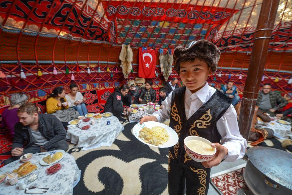 <p>Biz pilot olarak Ulupamir'de başladık. İlerleyen süreçte Erciş, Erzurum, Ardahan gibi illerde bu kültürü yaşatacağız. Çünkü şu anda kent merkezinden çok uzak bile olsak misafirlerimizin yoğun ilgisiyle karşılaşıyoruz. </p>