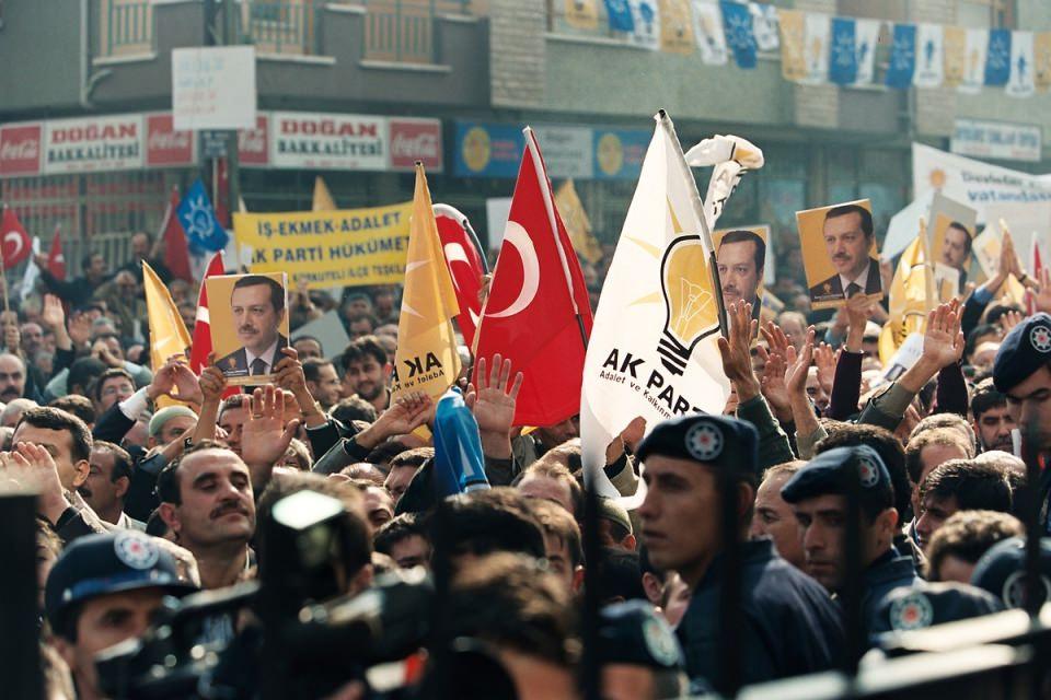 <p>Recep Tayyip Erdoğan, 12 Haziran 2011 seçimlerinden de daha büyük bir zaferle çıktı ve % 49.8 oy alarak 61. Hükümeti kurdu.</p>

<p> </p>
