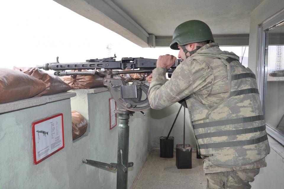 <p><strong>"Kızıyla telefon ile görüştü"</strong><br />
Şehit Piyade Onbaşı Mustafa Koçak Hudut Karakolunda görevli asker, devriye sonrasında telefonda 1,5 yaşındaki kızıyla görüştü. Asker, uzun uğraşlar sonrasında küçük kızının sesini telefonda duymayı başardı.</p>