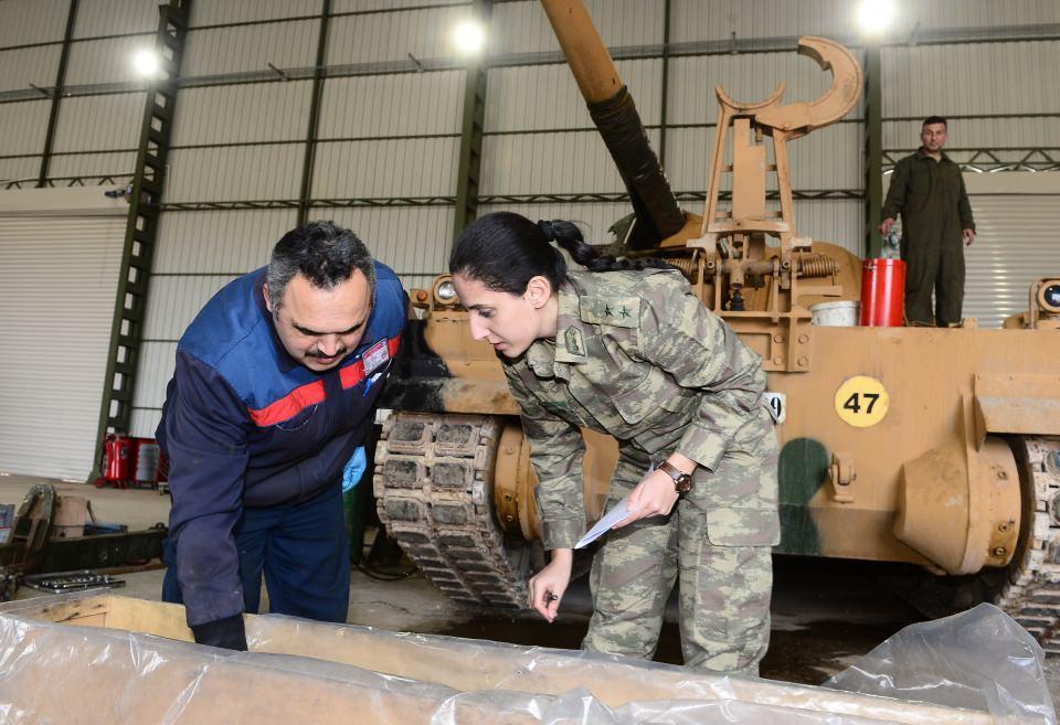 <p>Bakım Üsteğmen Gülru Gizem Atabey ise bakım bölük komutanı olarak görev yaptığını, emrindeki teknisyenlerle harekata katılan askeri araçların bakımlarını gerçekleştirdiklerini kaydetti.</p>
<p> </p>