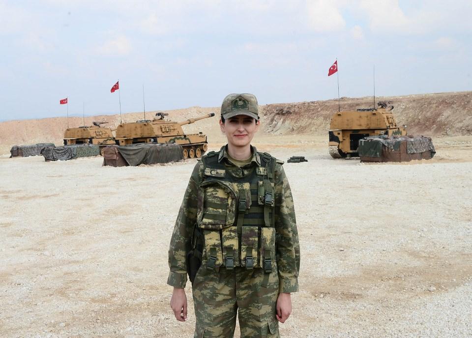 <p>Harekatın başından itibaren komando ve zırhlı birliklerin ilerleyişine destek amaçlı sınır hattı boyunca konuşlandırılan obüs bataryasında görevli Topçu Yüzbaşı Dilek Aygün de terör örgütleri YPG/PKK-DEAŞ'a yönelik operasyonlarda görev alan subaylardan biri.</p>
<p> </p>