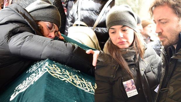 <p>Yeliz Şar, Şakirin Camisi’nde yapılan cenaze töreninde ayakta durmakta zorlandı. Durup durup babasının tabutuna sarılan Şar, gözyaşlarına hakim olamadı.</p>
