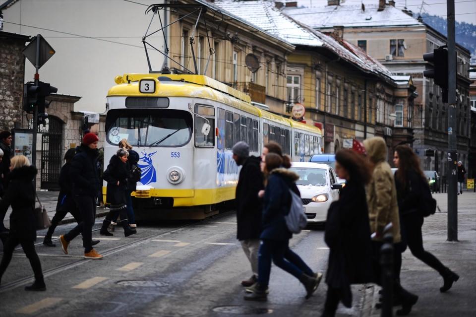 <p>Başkentteki toplu taşıma, Avusturya-Macaristan zamanında yapılan rayların üzerinde ilerleyen tramvaylarla yapılıyor.</p>

<p> </p>
