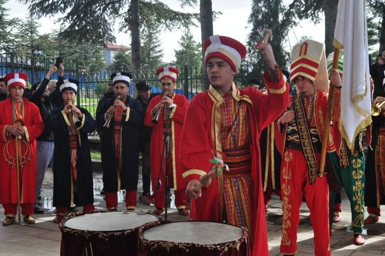 <p>Allah nasip ederse katılan her kişiyle, hep birlikte o alay yeminini gerçekleştiriyoruz. İnşallah önümüzdeki dönemlerde de ön saflarda o döneme ait kıyafetleri giymiş arkadaşlarımız da olacak. Her hangi bir siyasi parti, her hangi bir dernek adına değil tamamen biz söğüt gençleri olarak yapıyoruz. Mevla bizi çıktığımız bu kutlu yolda utandırmasın. İnşallah bundan sonra devamı gelir” diye konuştu.</p>
<p> </p>