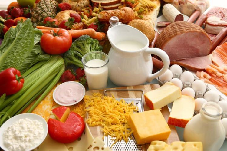 <p><strong>A vitamini hangi besinlerde bulunur?</strong></p>

<p>Hayvansal ve bitkisel gıdalarda bulunur. A vitaminin içinde bulunduğu hayvansal gıdalar şunlardır: Karides, tuna, somon, yoğurt, peynir, yumurta, ciğer, tavuk, inek sütü, keçi sütü. A vitaminin içinde bulunduğu bitkisel gıdalar ise şöyle sıralanır: Brokoli, maydanoz, kayısı, karpuz, kuşkonmaz, bezelye, greyfurt, pırasa, domates, kırmızı biber, papatya, kavun, mercimek, kabak, pazı, şalgam, ıspanak, havuç, tatlı patates.</p>
