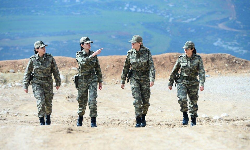 <p>Zeytin Dalı Harekatı kapsamında Mehmetçik Afrin'e doğru ilerleyişini sürdürürken, sınır hattındaki birliklerde görevlendirilen kadın subaylar da harekatta aktif görev alıyor.</p>
<p> </p>
