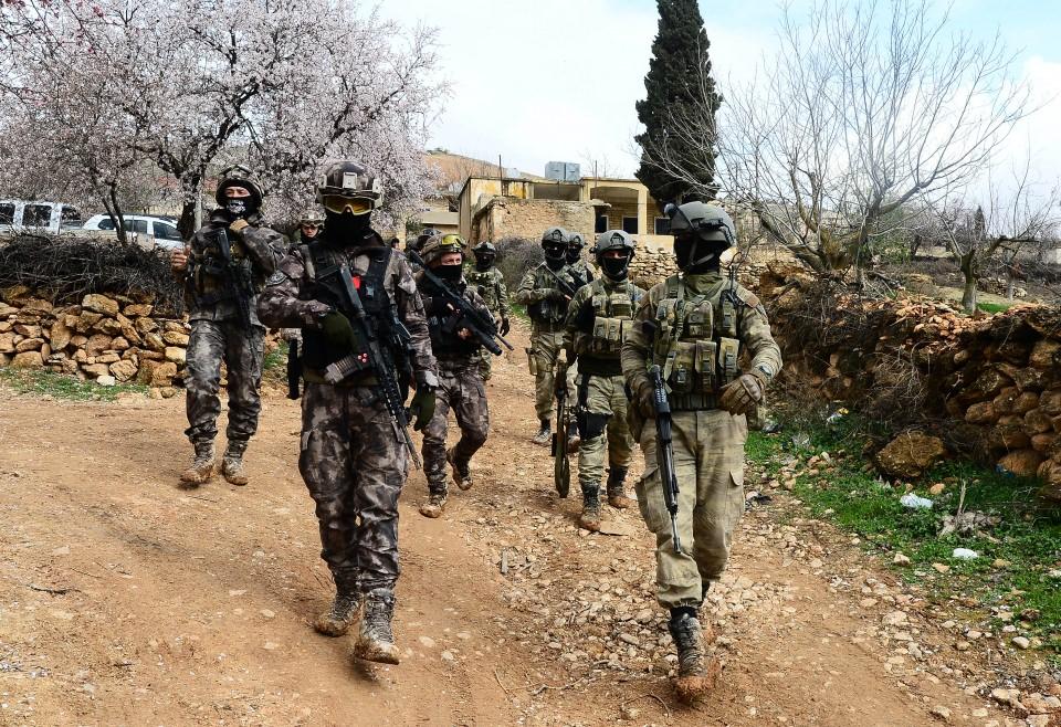 <p>Zeytin Dalı Harekatı kapsamında bir süre önce Türkiye'nin dört bir yanından bölgeye sevk edilen teröristlerin korkulu rüyası jandarma ve polis özel harekat timleri, Afrin hattında operasyona destek vermeye başladı. </p>
