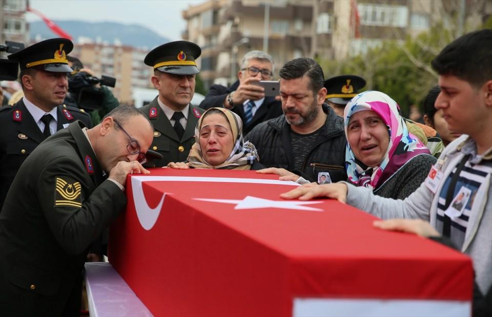 <p>Şehidin yakınları da tabuta sarıldı.</p>
<p> </p>