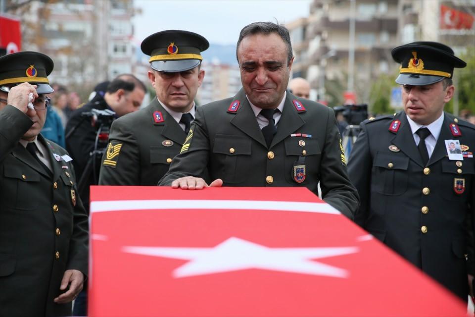 <p>Şehidin silah arkadaşları da tabutun başında gözyaşlarına hakim olamadı.</p>
<p> </p>