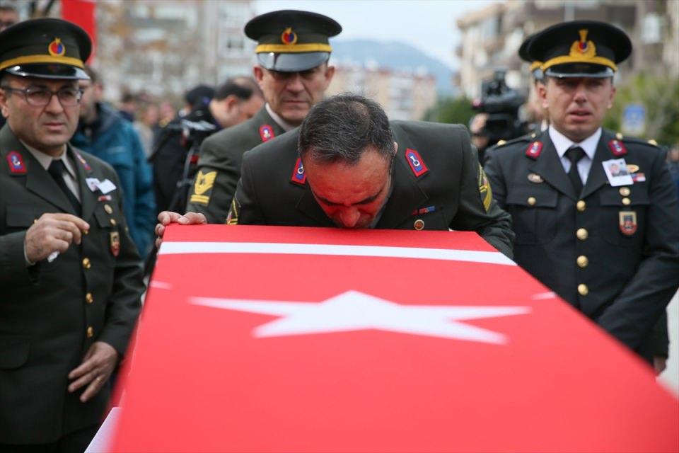 <p>Askerler, silah arkadaşlarının tabutunu öptü.</p>
<p> </p>