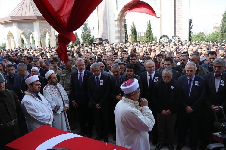 <p><strong>HATAY</strong><br />
<br />
Türk Silahlı Kuvvetlerince (TSK) Suriye'nin Afrin bölgesinde yürütülen Zeytin Dalı Harekatı'nda şehit düşen Jandarma Uzman Çavuş Mustafa Ozan Gökçe, memleketi Hatay'ın Payas ilçesinde son yolculuğuna uğurlandı.</p>
