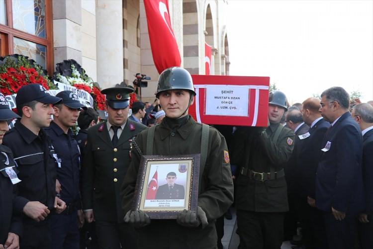 <p>Şehit Gökçe'nin naaşı, Payas ilçesinde Karacami Mahallesi'ndeki babaevine götürülerek helallik alındı. </p>
<p> </p>