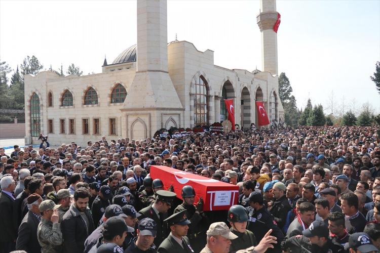 <p>Daha sonra Payas Mezarlık Camisi'nde düzenlenen cenaze törenine, şehidin ailesi ve yakınları, Bilim, Sanayi ve Teknoloji Bakanı Faruk Özlü, Hatay Valisi Erdal Ata, bazı milletvekilleri, askeri erkan ve çok sayıda vatandaş katıldı. </p>

<p> </p>

