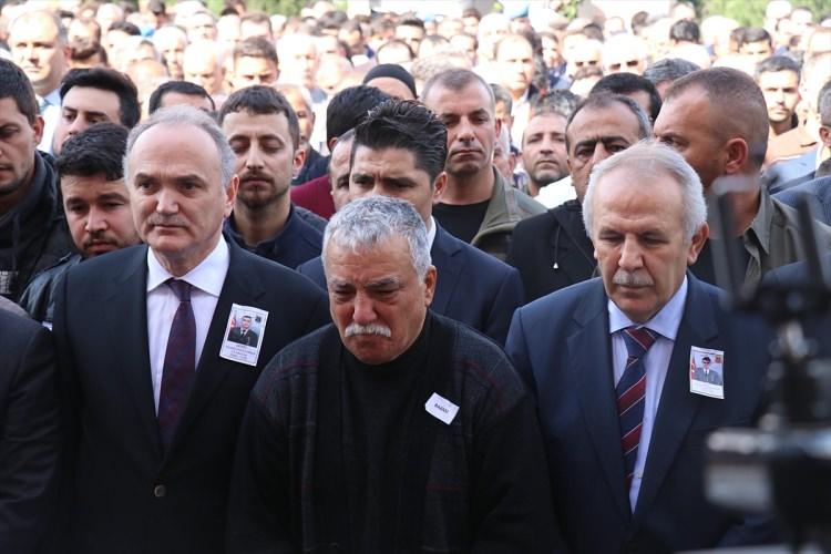 <p>Bakan Özlü,  şehidin babası Mustafa Gökçe ve yakınlarına taziyelerini iletti. </p>

<p> </p>
